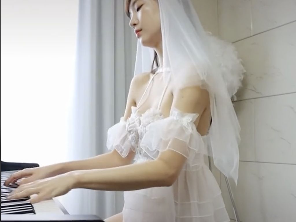 7 Foto Wanita Korea Viral Main Piano Pakai Lingerie Seksi, Raup Rp 300 Juta 7 Foto Wanita Korea Viral Main Piano Pakai Lingerie Seksi, Raup Rp 300 Juta