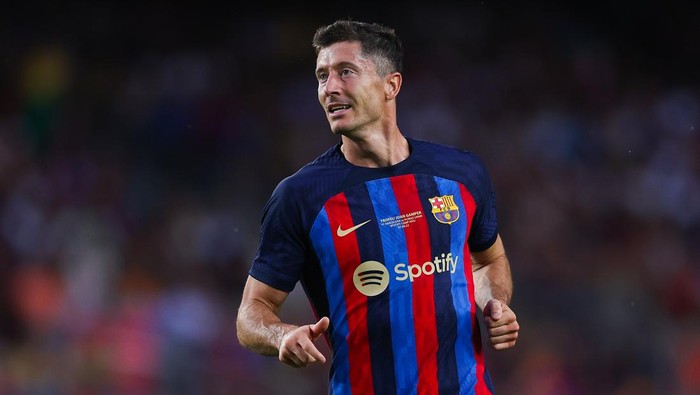BARCELONA, SPAIN - AUGUST 07: Robert Lewandowski FC Barcelona looks on during the Joan Gamper Trophy match between FC Barcelona and Pumas UNAM at Spotify Camp Nou on August 07, 2022 in Barcelona, Spain. (Photo by Eric Alonso/Getty Images)