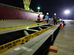 Pekerja Tewas Tertimpa Balok Besi Saat Bongkar Muat di Pelabuhan JIIPE Gresik