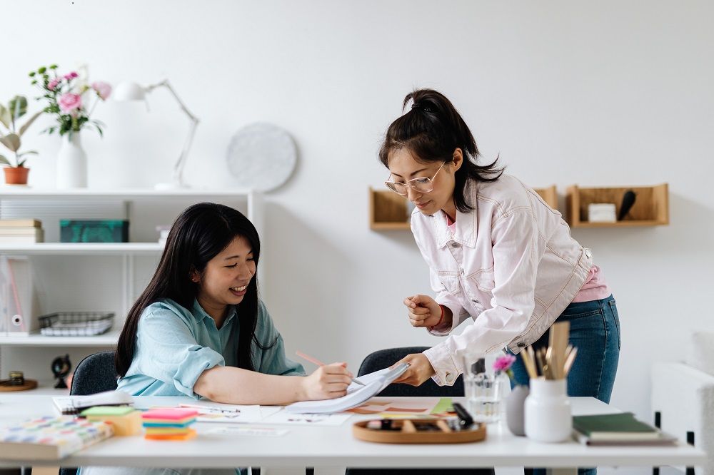 Membantu rekan kerja yang sedang cuti haid/ Foto: Pexels.com/ Karolina Grabowska