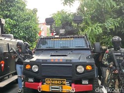 Mobil Taktis Brimob Merapat ke Depan Rumah Irjen Ferdy Sambo
