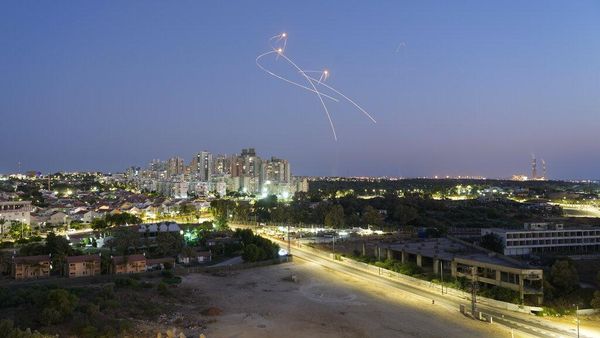 Bum... IronDome Israel Ledakkan Roket Jalur Gaza di Udara, Ini Fotonya