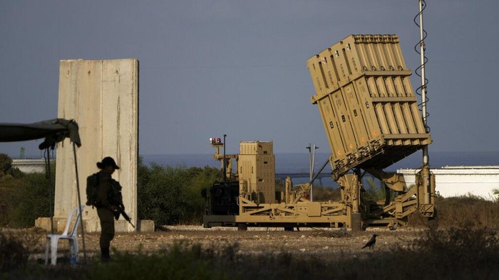 Momen Iron Dome Israel Cegat Roket dari Jalur Gaza A battery of Israels Iron Dome defence missile system, deployed to intercept rockets fire from the Gaza Strip, in Ashkelon, southern Israel, Sunday, Aug. 7, 2022. On Saturday an Israeli airstrike killed Khaled Mansour a senior commander in the Palestinian militant group Islamic Jihad. Thats according to the militant group Sunday, which has seen their second leader to be slain amid an escalating cross-border conflict. (AP Photo/Ariel Schalit)