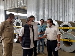 Zulhas Kaget Baja Palsu Jumlahnya Bisa Muat Satu Lapangan Bola