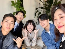 Penampilan Para Pemain Extraordinary Attorney Woo Berlibur ke Bali