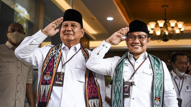 Ketua Umum Partai Gerindra Prabowo Subianto (kiri) bersama Ketua Umum Partai Kebangkitan Bangsa (PKB) Muhaimin Iskandar (kanan) melakukan hormat usai melakukan Pendaftaran Partai Politik Calon Peserta Pemilu tahun 2024 di Gedung KPU, Jakarta, Senin (8/8/2022). KPU telah menerima berkas dari 18 partai politik yang mendaftar sebagai calon peserta Pemilu 2024 di hari kedelapan pendaftaran. ANTARA FOTO/M Risyal Hidayat/wsj.