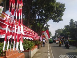 Kiasah Ajay Datang dari Garut Demi Cuan Jual Bendera di Cimahi