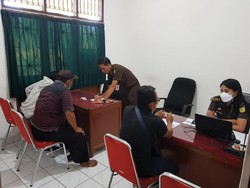 8 Pengurus LPD Anturan Kembalikan Polis Asuransi-Uang Reward