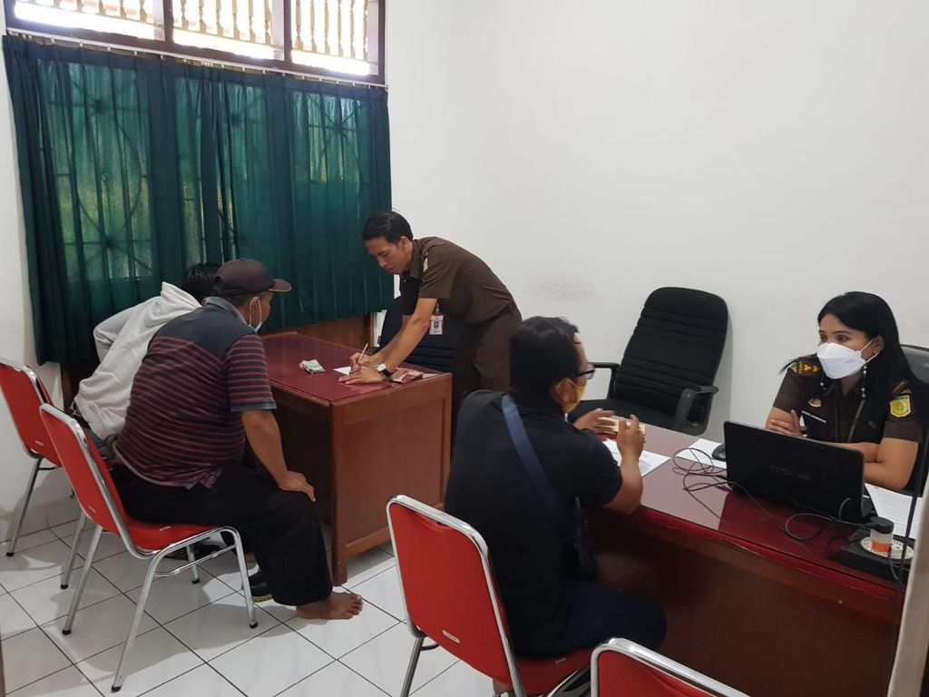 8 Pengurus LPD Anturan Kembalikan Polis Asuransi-Uang Reward 8 Pengurus LPD Anturan Kembalikan Polis Asuransi-Uang Reward