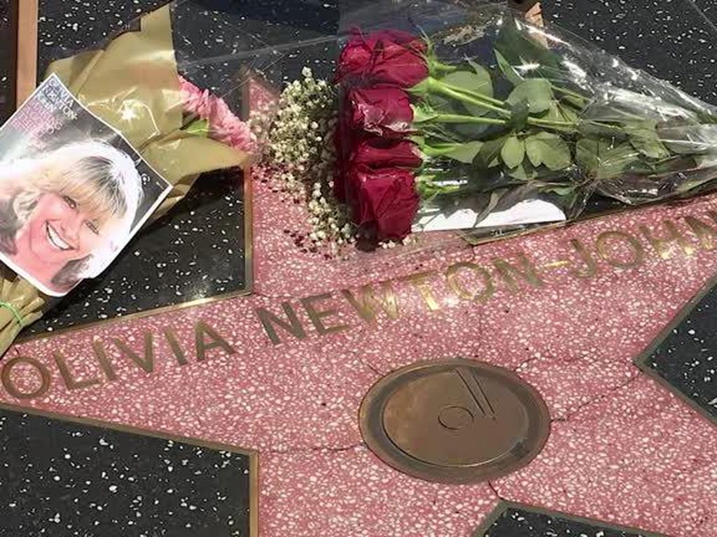 Hollywood Walk of Fame Olivia Newton-John Dipenuhi Karangan Bunga