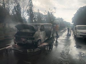 VW Caravelle Hangus Terbakar di Depan Monjali Sleman