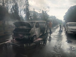 VW Caravelle Hangus Terbakar di Depan Monjali Sleman