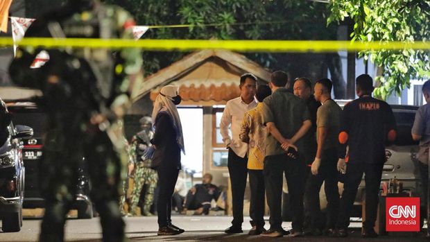 Sejumlah polisi datang ke rumah pribadi Irjen Ferdy Sambo, di Jalan Saguling III, Kompleks Pertambangan, Duren Tiga Barat, Pancoran, Jakarta Selatan untuk melakukan penggeledahan, Selasa (9/8). (CNN Indonesia/Adhi Wicaksono)