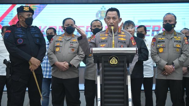 Kapolri Jenderal Pol Listyo Sigit Prabowo memberikan keterangan pers terkait tersangka baru kasus dugaan penembakan Brigadir J  di Mabes Polri, Jakarta, Selasa (9/8/2022). Timsus Polri secara resmi menetapkan mantan Kadiv Propam Irjen Pol Ferdy Sambo sebagai tersangka. ANTARA FOTO/Akbar Nugroho Gumay/aww.