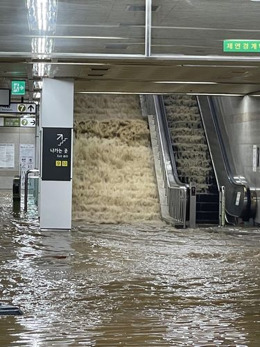 Potret Chaos Bencana Banjir Yang Melanda Korea Selatan Stasiun