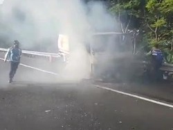 Truk Tangki Terbakar di Tol Kejapanan-Pandaan, Petugas Padamkan dengan APAR