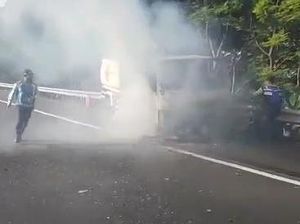 Truk Tangki Terbakar di Tol Kejapanan-Pandaan, Petugas Padamkan dengan APAR Truk Tangki Terbakar di Tol Kejapanan-Pandaan, Petugas Padamkan dengan APAR