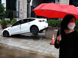 Puluhan Mobil Mewah di Seoul Nyungsep Diterjang Banjir Puluhan Mobil Mewah di Seoul Nyungsep Diterjang Banjir