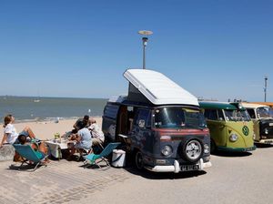 Piknik Bareng Ratusan VW Kombi di Pantai Prancis, Asik Pakai Banget Piknik Bareng Ratusan VW Kombi di Pantai Prancis, Asik Pakai Banget