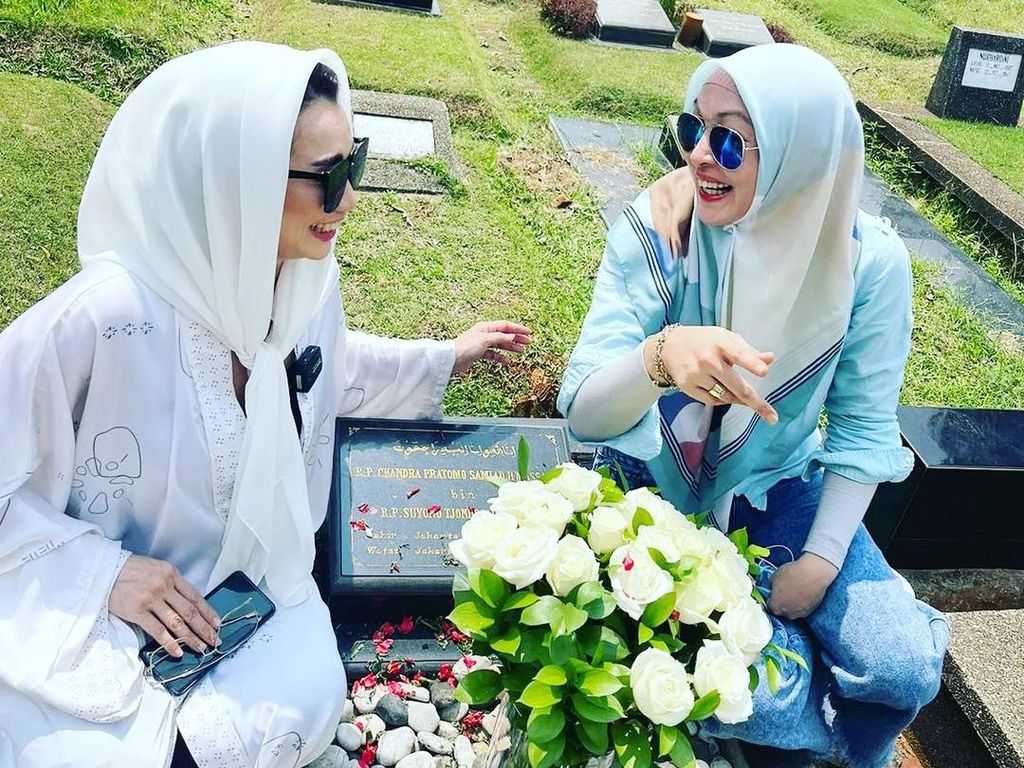 Momen Reza Artamevia dan Angelina Sondakh Ziarah ke Makam Adjie Massaid