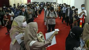 Ribuan Pencari Kerja Tumplek Blek di Jakarta Job Fair