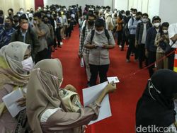 Ribuan Pencari Kerja Tumplek Blek di Jakarta Job Fair