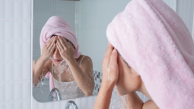 Serba-serbi terkait kebiasaan mencuci wajah memakai sabun mandi/freepik/jcomp Kebiasaan mencuci wajah pakai sabun mandi.