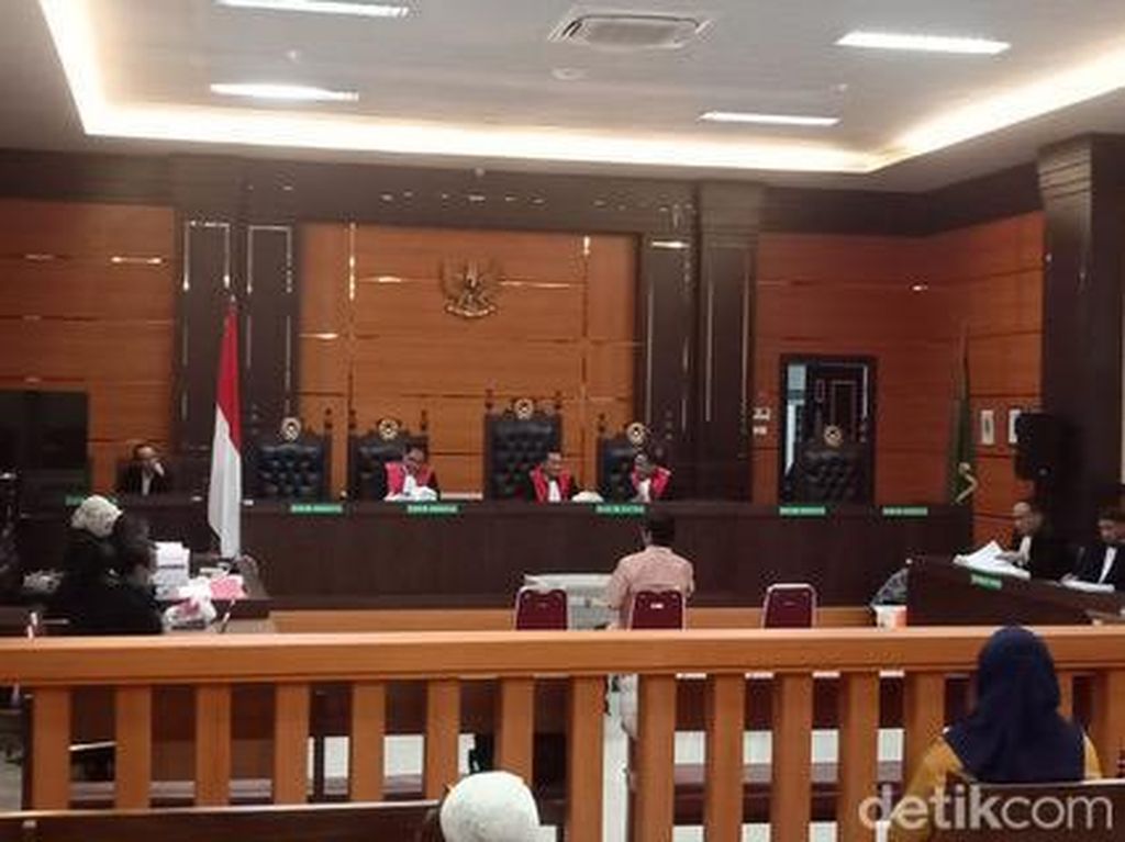 Hakim Minta Gubernur Mahyeldi Dihadirkan di Sidang Korupsi KONI Padang