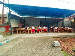 SD 4 Melaya Rusak Berat, Siswa Terpaksa Belajar di Lapangan Parkir