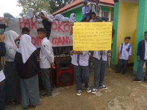 Siswa di Sultra Segel Sekolah gegara Tolak Kepsek Diaktifkan Lagi
