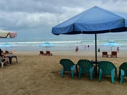 Ragam Reaksi Wisatawan Pantai Kuta soal Harga Teh Botol Rp 30 Ribu