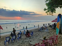 Viral Harga Teh Botol Rp 30 Ribu di Pantai Kuta, Wajar Nggak Sih?