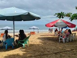 Pro Kontra Pedagang di Pantai Kuta soal Teh Botol Rp 30 Ribu