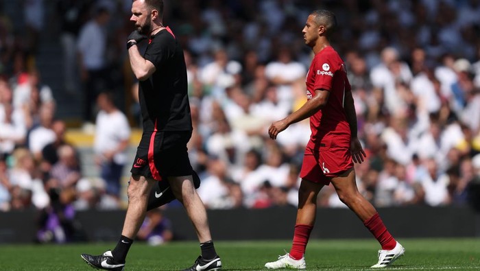 LONDON, ENGLAND - AUGUST 06: Thiago Alcantara of Liverpool leaves the field after receiv medical treatment during the Premier League match between Fulham FC and Liverpool FC at Craven Cottage on August 06, 2022 in London, England. (Photo by Julian Finney/Getty Images)