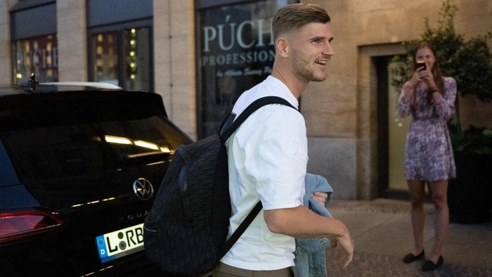 08 August 2022, Saxony, Leipzig: Soccer international Timo Werner arrives at the Steigenberger Hotel. After RB and Chelsea FC agreed on the transfer, the 26-year-old returns to Leipzig to the DFB Cup winners. Photo: Hendrik Schmidt/dpa (Photo by Hendrik Schmidt/picture alliance via Getty Images)