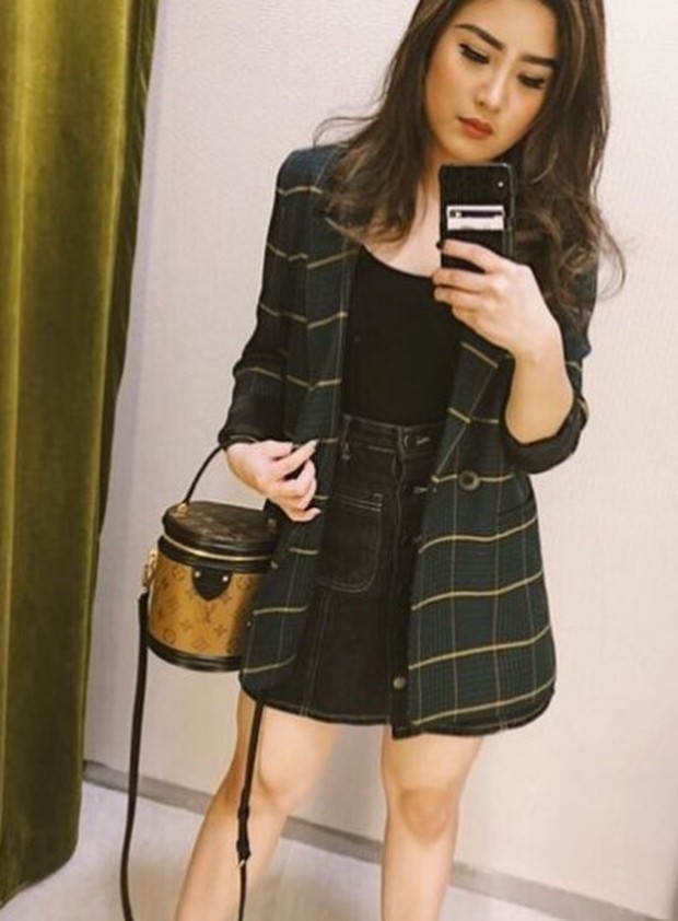 Valencia Tanoe/Foto : instagram.com/valenciatanoe Padu padan denim skirt dan blazer panjang kotak-kotak untuk penampilan semi formal