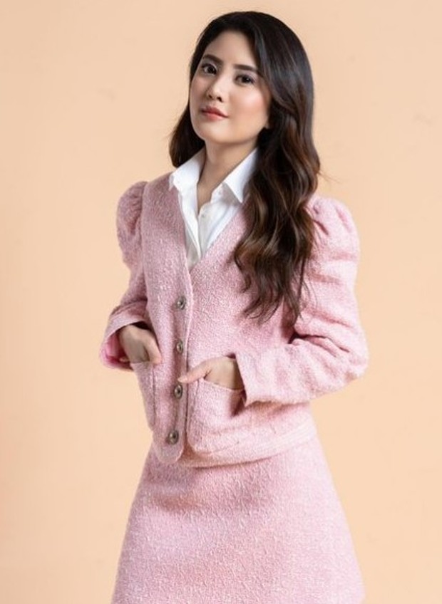 Valencia Tanoe/Foto : instagram.com/valenciatanoe Valencia Tanoe dalam setelan blazer pink berbahan wool