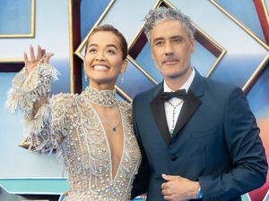 Fix! Rita Ora Akhirnya Ngaku Sudah Menikah dengan Taika Waititi