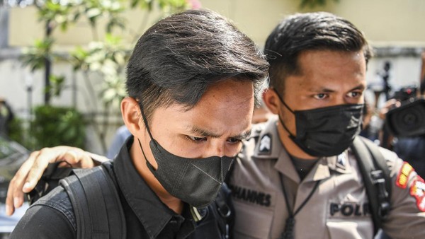 Ajudan Irjen Pol Ferdy Sambo, Bhayangkara Dua Richard Eliezer Pudihang Lumiu atau Bharada E (kiri) berjalan memasuki ruangan saat tiba di Kantor Komnas HAM, Jakarta, Selasa (26/7/2022). Kedatangan Bharada E tersebut untuk dimintai keterangan terkait insiden baku tembak dengan Brigadir Nofriansyah Yoshua Hutabarat atau Brigadir J  yang terjadi pada Jumat (8/7) lalu di rumah dinas Kepala Divisi Propam Polri nonaktif Irjen Pol. Ferdy Sambo. ANTARA FOTO/M Risyal Hidayat/nym.