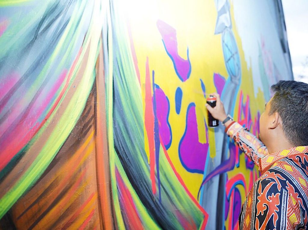 Bobby Bawa Komunitas dari Medan Bikin Mural di Padang Bobby Bawa Komunitas dari Medan Bikin Mural di Padang