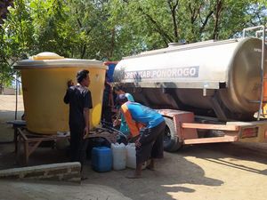 Warga Ponorogo Mulai Rasakan Kekeringan, BPBD Dropping Air Bersih