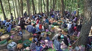 Bukan Piknik, Mereka Lagi Nyadran di Hutan Pinus, Begini Keakrabannya