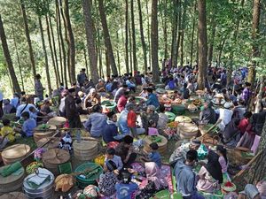 Bukan Piknik, Mereka Lagi Nyadran di Hutan Pinus, Begini Keakrabannya