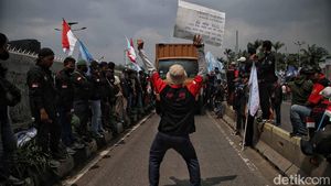 Buruh Geruduk DPR dan Blokir Jalan, Begini Foto-fotonya
