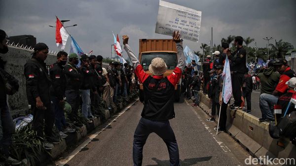 Buruh Geruduk DPR dan Blokir Jalan, Begini Foto-fotonya