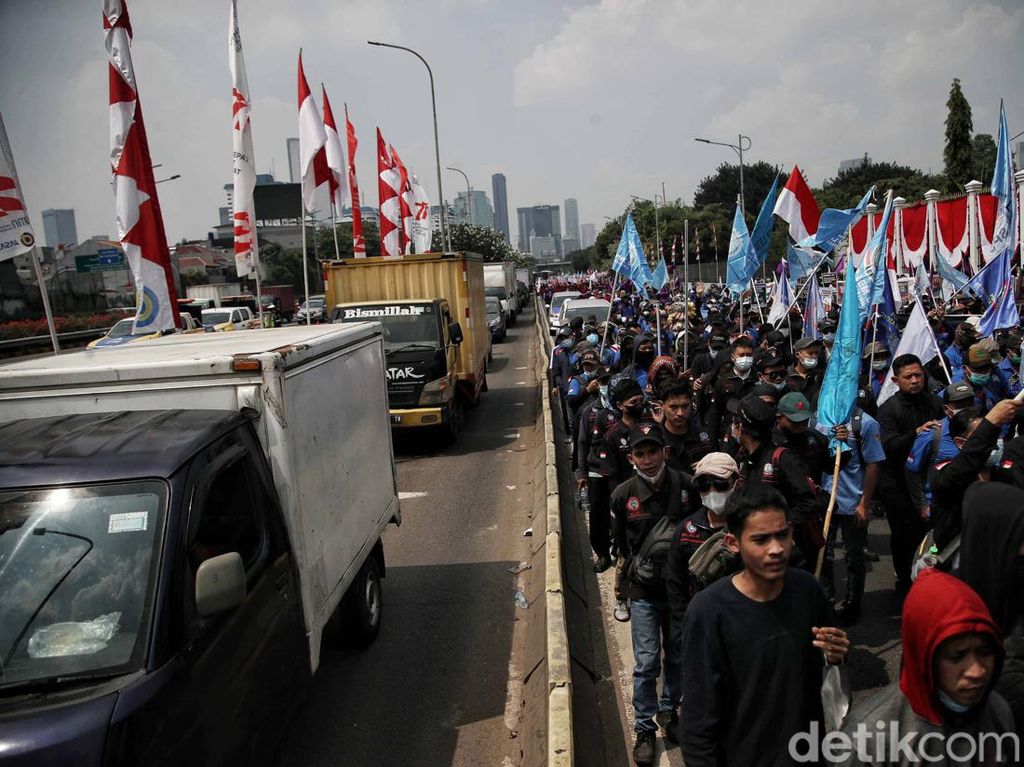 Penampakan Long March Massa Buruh di Sejumlah Lokasi