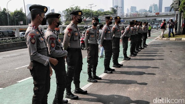 Massa buruh kembali turun ke jalan menggelar aksi demonstrasi. Sejumlah massa saat ini mulai berdatangan di gedung DPR-MPR, Jakarta Pusat.