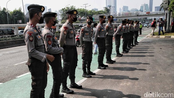 Buruh Mulai Berdatangan ke Gedung DPR, Ada Apa Ya? Massa buruh kembali turun ke jalan menggelar aksi demonstrasi. Sejumlah massa saat ini mulai berdatangan di gedung DPR-MPR, Jakarta Pusat.