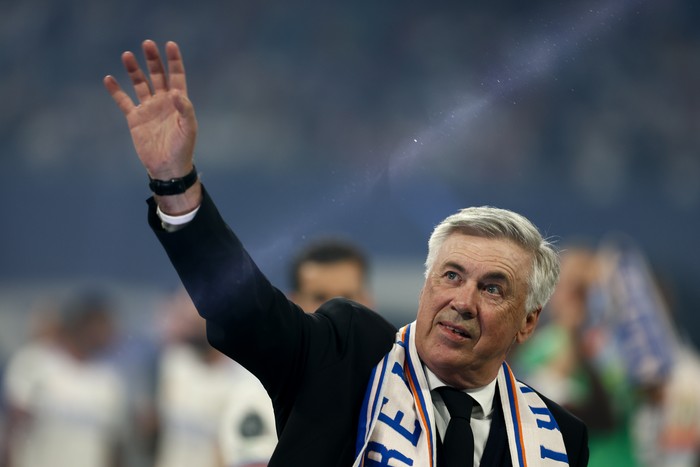 MADRID, SPAIN - MAY 29: Carlo Ancelotti saludates to the fans during the celebration of Real Madrid as winners of the 14th UEFA Champions League against Liverpool FC at Santiago Bernabeu on may 29, 2022, in Madrid, Spain. (Photo By Oscar J. Barroso/Europa Press via Getty Images)