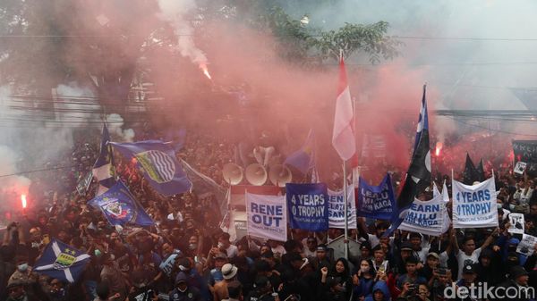 Aksi Ribuan Bobotoh di Kantor Persib Bandung Desak Robert Mundur